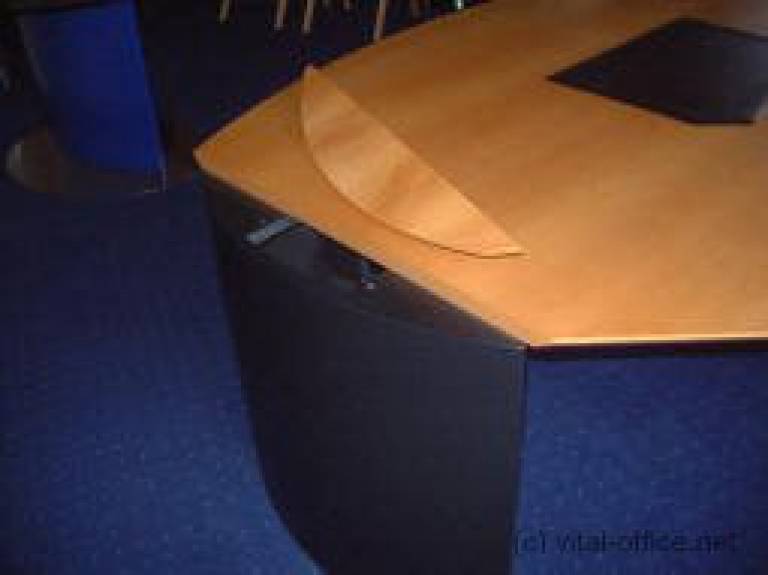 circon 行政经典舒适隐藏布线-行政办公桌-从地板到桌子上面。