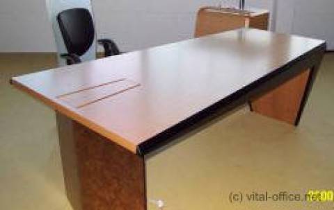 舒适暗藏接线的书桌和会议表从地上起来在桌面上